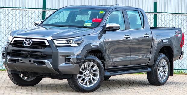 New Toyota Hilux 2025 Gray