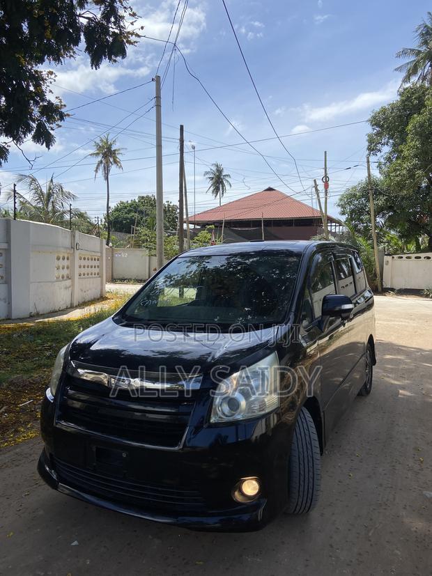 Toyota Noah 2.0 143hp AWD (7 Seater) 2008 Black