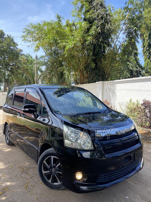 Toyota Noah 2.0 143hp AWD (7 Seater) 2008 Black