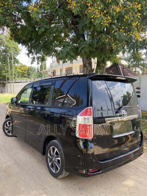 Toyota Noah 2.0 143hp AWD (7 Seater) 2008 Black