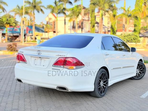 Toyota Crown 2010 White