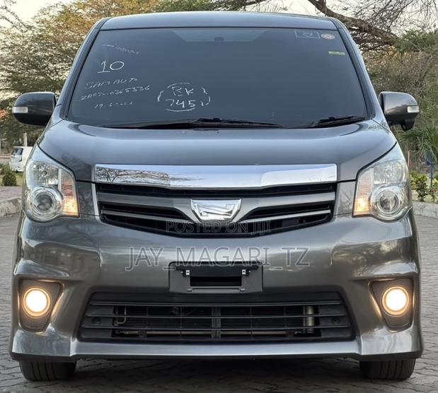 Toyota Noah 2011 Gray
