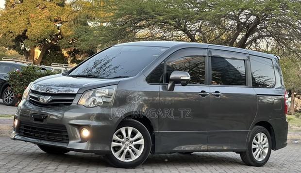 Toyota Noah 2011 Gray
