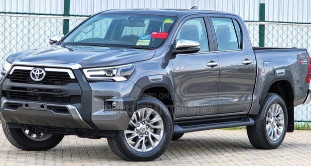 New Toyota Hilux 2025 Gray