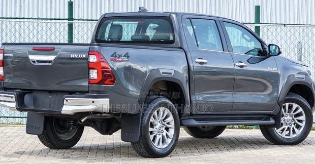 New Toyota Hilux 2025 Gray