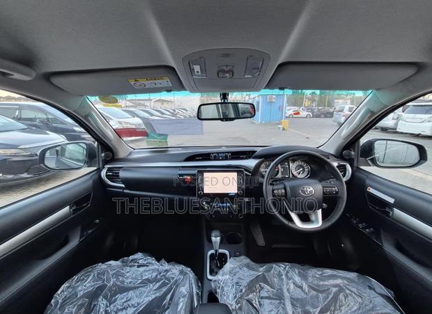 New Toyota Hilux 2025 Ivory