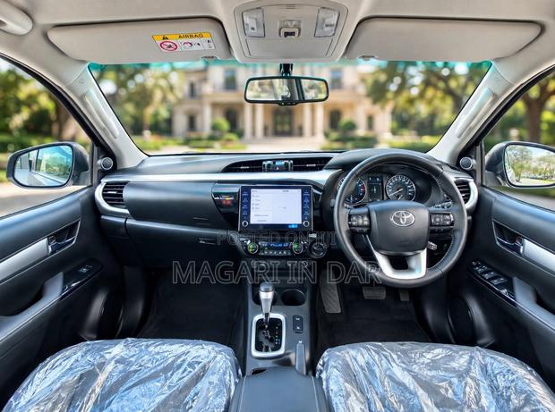 New Toyota Hilux 2025 Gray