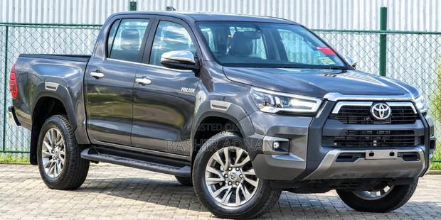 New Toyota Hilux 2025 Gray