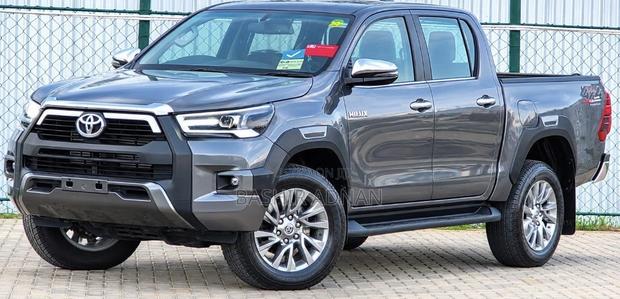 New Toyota Hilux 2025 Gray