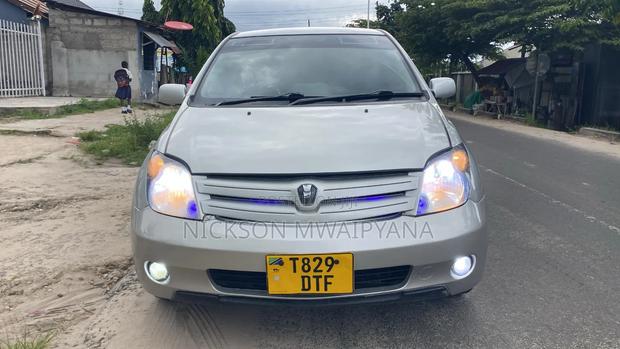 Toyota IST 2004 Silver