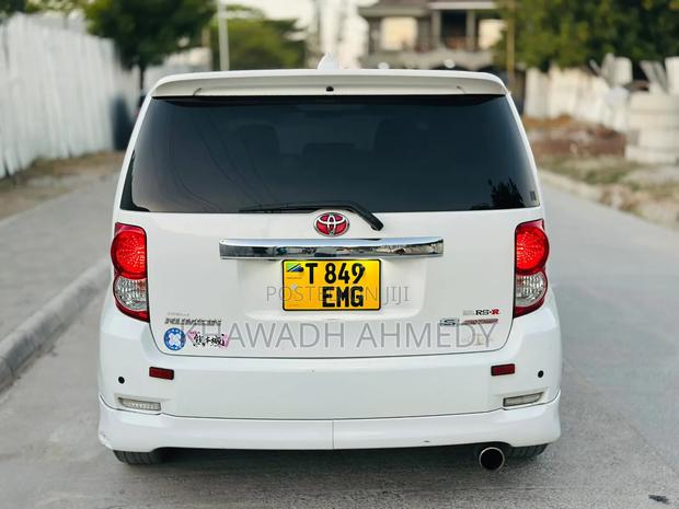 Toyota Corolla Rumion 2008 White