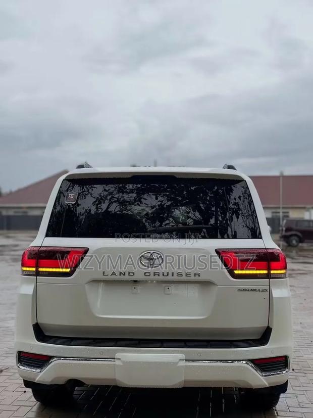 Toyota Land Cruiser 2024 Pearl