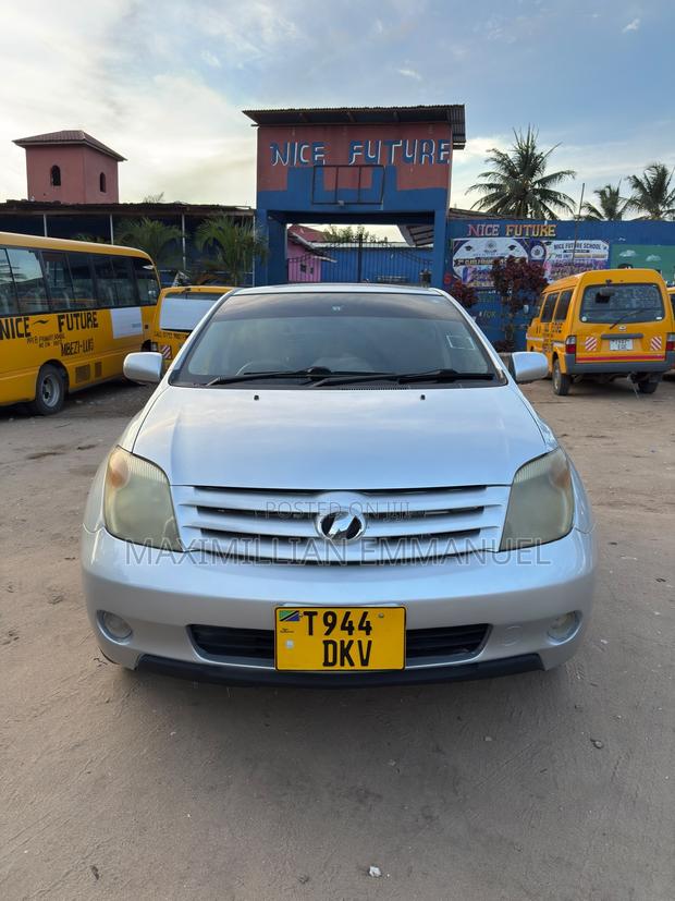 Toyota IST 2004 Silver