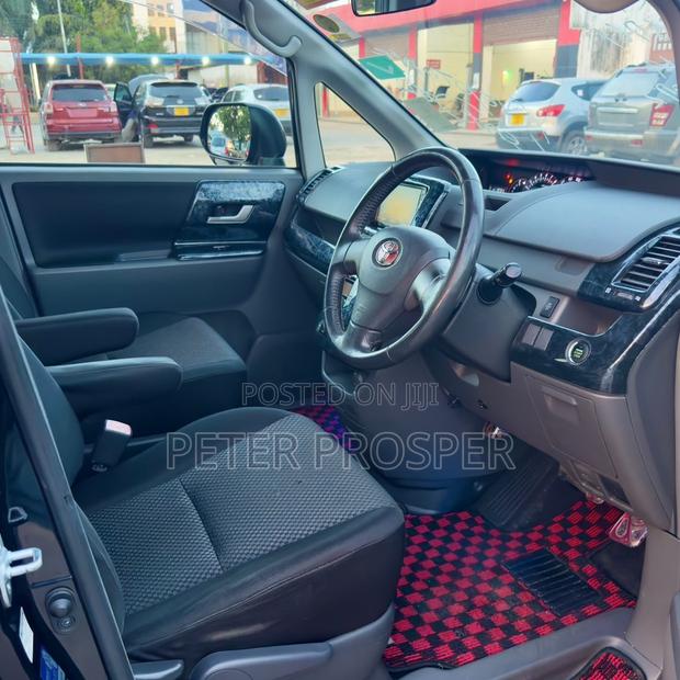 Toyota Noah 2.0 143hp AWD (8 Seater) 2008 Black