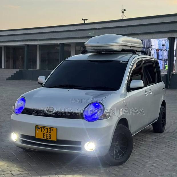 Toyota Sienta 2005 Silver