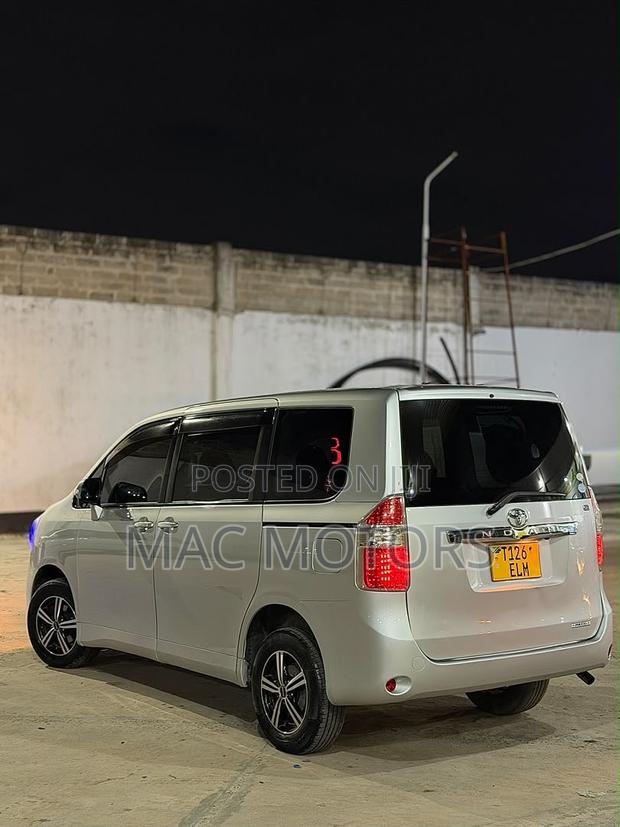 Toyota Noah 2009 Silver