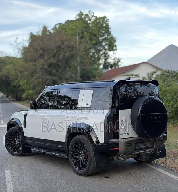 Land Rover Defender X-Dynamic SE 2023 White