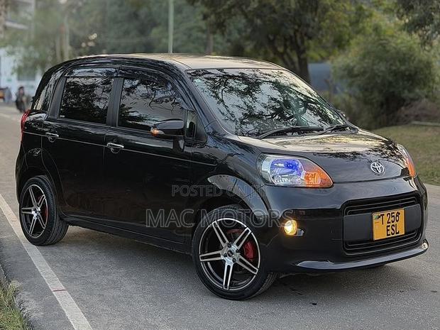 Toyota Porte 2013 Black