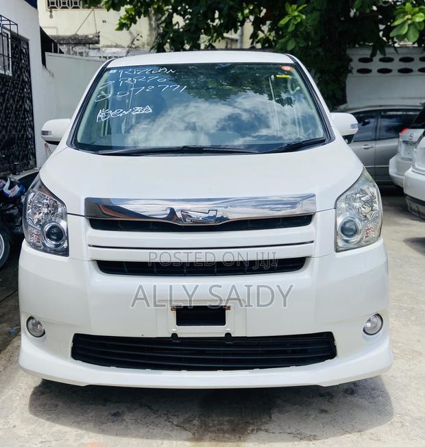 Toyota Noah 2.0 143hp AWD (7 Seater) 2007 White