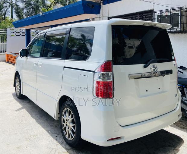 Toyota Noah 2.0 143hp AWD (7 Seater) 2007 White