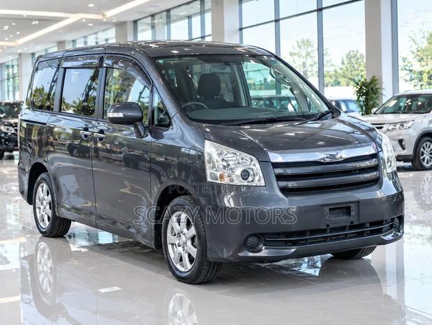 Toyota Noah 2010 Gray