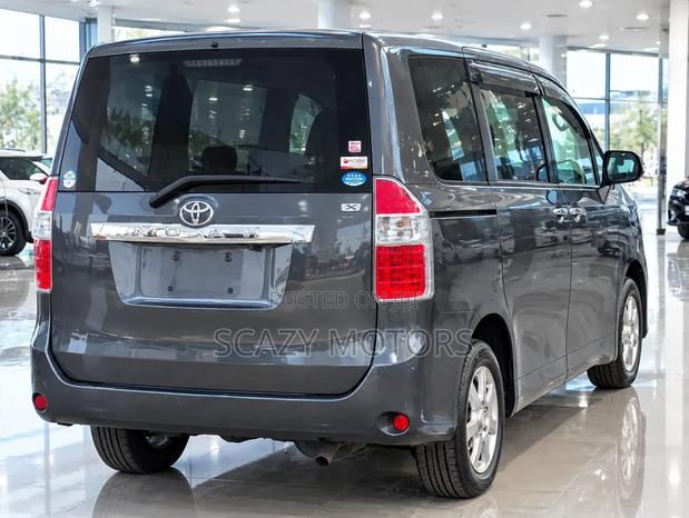 Toyota Noah 2010 Gray