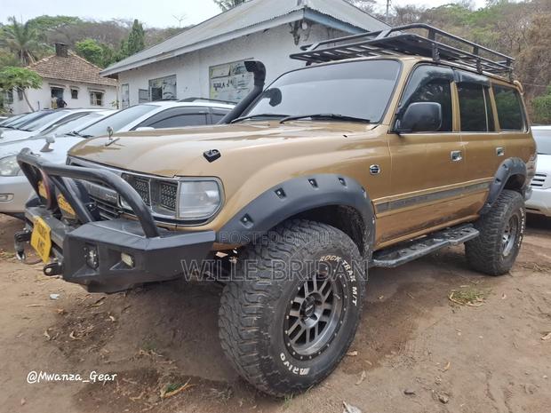 Toyota Land Cruiser 1999 Gold