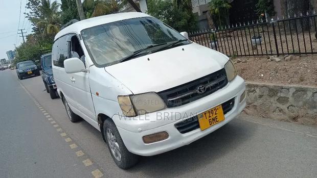 Toyota Noah 2001 White
