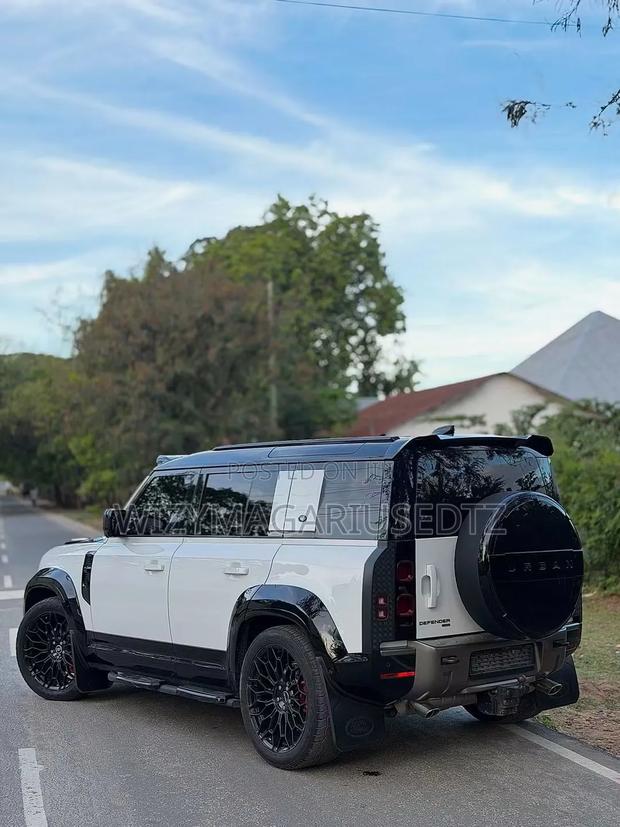 Land Rover Defender X-Dynamic SE 2023 White