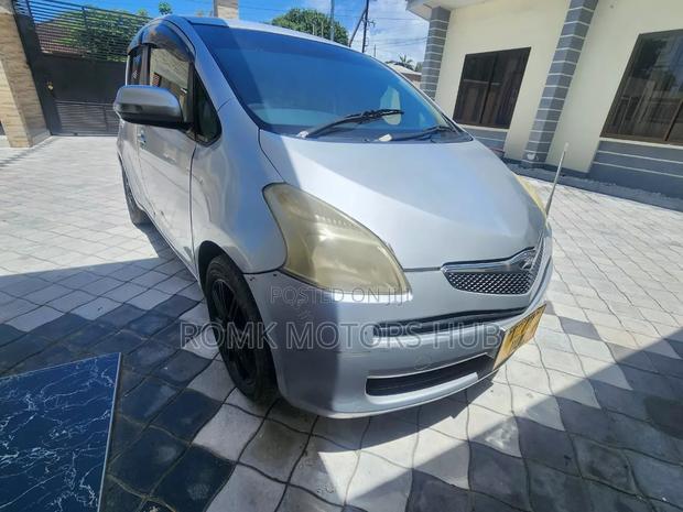 Toyota Ractis 2015 Silver