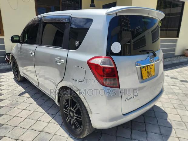 Toyota Ractis 2015 Silver