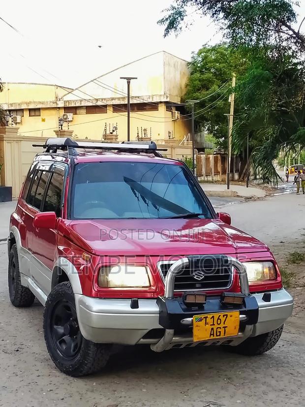 Suzuki Escudo 2000 Red