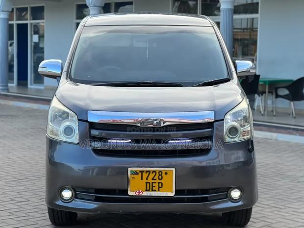 Toyota Noah 2007 Gray