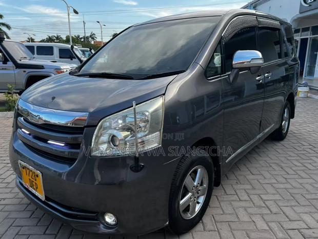 Toyota Noah 2007 Gray