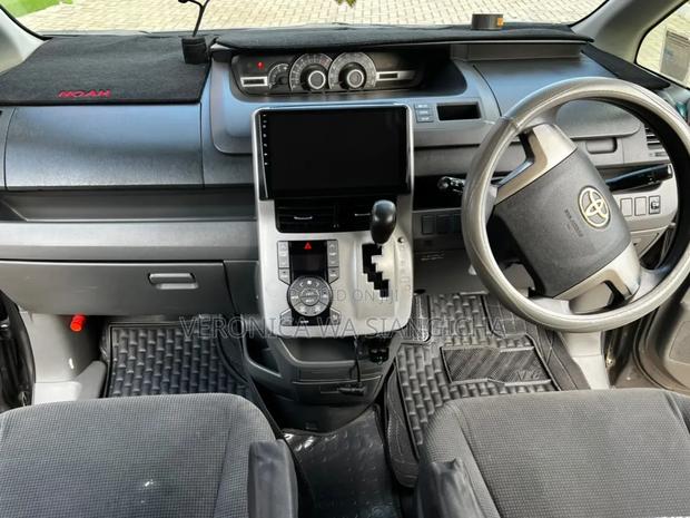 Toyota Noah 2007 Gray