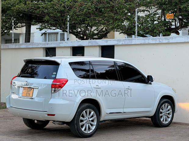 Toyota Vanguard 2011 White