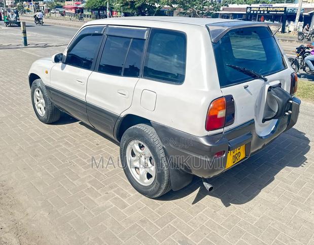 Toyota RAV4 1997 White