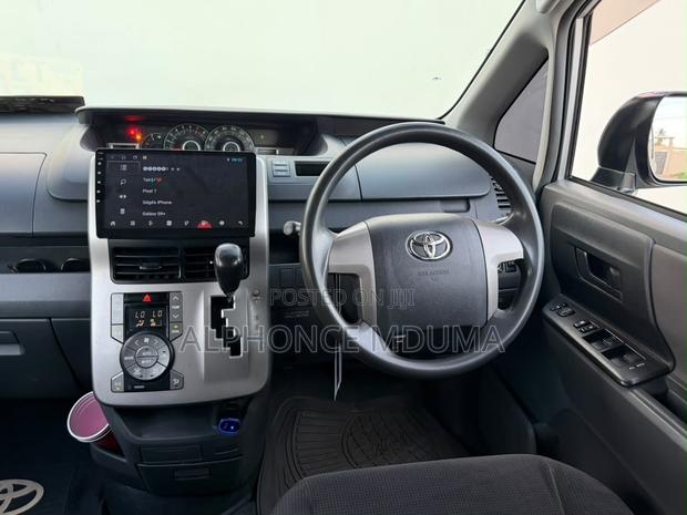 Toyota Noah 2010 Silver