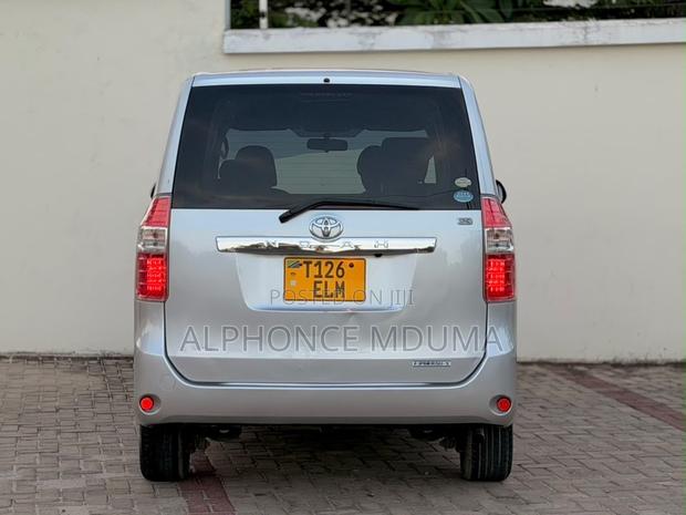 Toyota Noah 2010 Silver