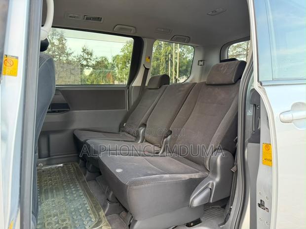 Toyota Noah 2010 Silver