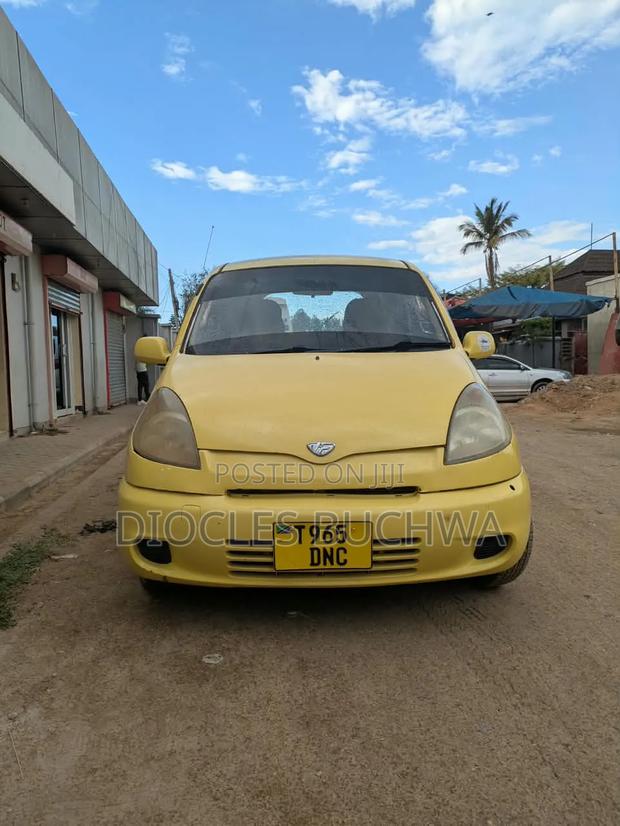 Toyota Fun Cargo 2004 Yellow