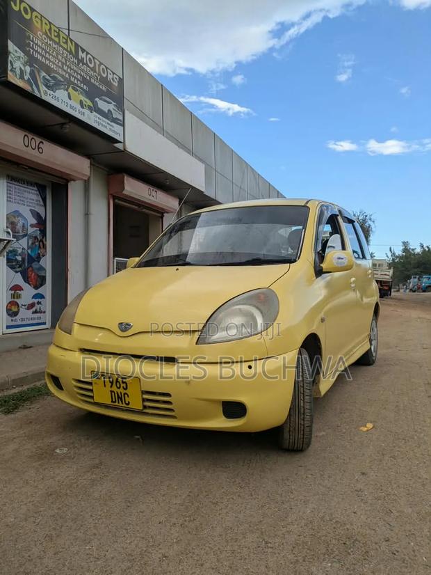 Toyota Fun Cargo 2004 Yellow