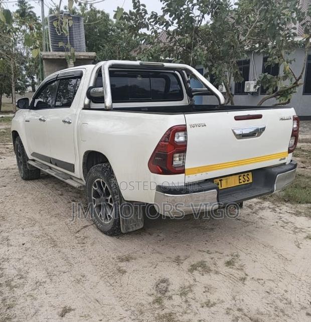 Toyota Hilux 2019 White