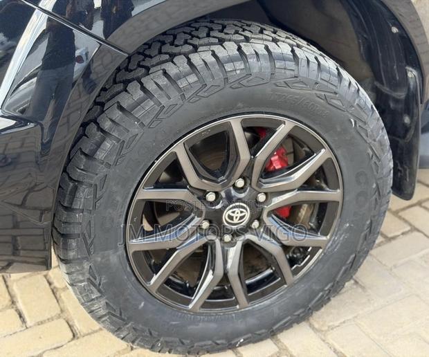 Toyota Hilux 2022 Black