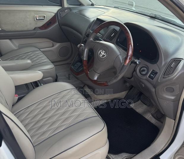 Toyota Harrier 2001 White