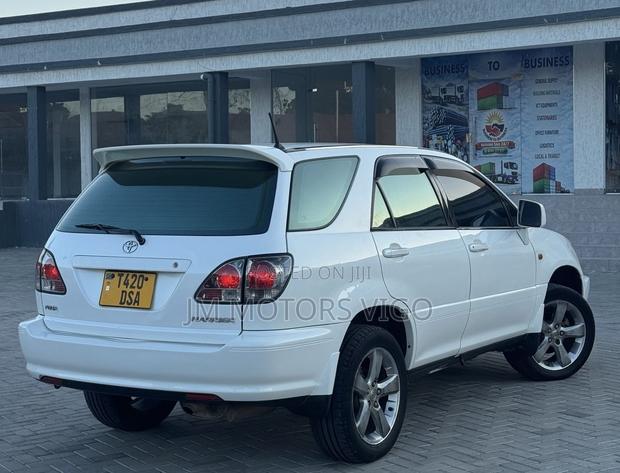Toyota Harrier 2001 White