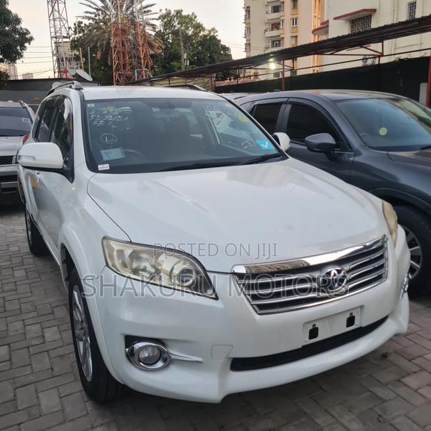 Toyota Vanguard 2011 White