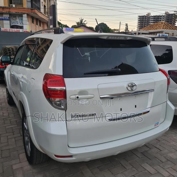 Toyota Vanguard 2011 White