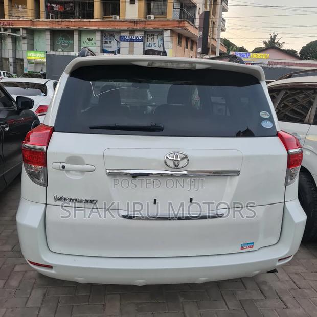 Toyota Vanguard 2011 White