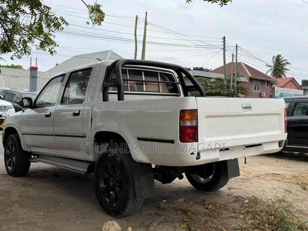 Toyota Hilux 2000 White